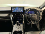 運転席周りのレイアウトをご覧ください。ナビゲーションが綺麗に装着されスッキリ収まってますね!操作スイッチも手が届きやすくわかりやすいです!
