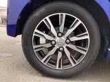 純正アルミホイールです。足元が引き立つので、車全体のイメージがアップしますよ