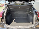 後部座席に座れる状態でも荷室はこれだけの広さがあるのでお出かけやお買い物にも重宝します。ついつい買い物しすぎても安心ですね♪