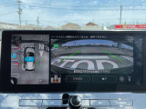 アラウンドビューモニターです。4つのカメラからの映像を合成・処理することで空から見下ろすような視点で周囲を確認でき、駐車時のクルマの位置確認がスムーズになります。