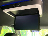【フリップダウンモニター】大画面モニターで後席でもエンタメをお楽しみいただけます。小さなお子様にも大人気の装備です♪