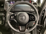 ハンドルにHondaセンシング系のクルーズコントロールやレーンキープアシストなどのスイッチと、オーディオの操作スイッチが装備されています。ハンドルから手を離さず安全に操作できます。