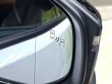 【ブラインドスポットモニター】走行中、ドアミラーの死角になりやすい箇所に後続車が接近するとサイドミラーのレンズに警告を表示!ドライバーに注意喚起をしてくれます。