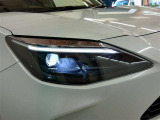 LEDヘッドライトです。LEDヘッドライトは電球が切れにくく長寿命で且つ省電力。夜間の運転がとてもラクになりますよ♪