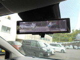 スマートミラーです。後席に人がいたり荷物が山積みでも大丈夫。後の視界はカメラの映像で見れますよ。