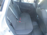 リアシートです!汚れや破れも無く良好です♪後部座席は大人の人でも足元ゆったりしております♪