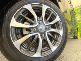 【純正アルミホイール】外観にマッチした純正アルミホイールを装着しております。各種社外アルミホイールや、スタッドレスタイヤも取扱いしております。是非ご相談ください♪