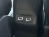 リヤシート用にもUSB電源ポートが2つ付いております。