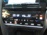 オートエアコンは左右席で独立温度コントロールが可能です。運転席はキンキンに冷やして助手席はマイルドにと言った設定が可能です。暑さ寒さでケンカすることもなくなりますね。