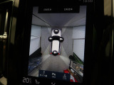 【360&deg;ビューカメラ】4台の高解像度カメラで360度の鳥瞰図を表示。隣の車や壁、死角にある障害物などを画面で確認できるため、狭いスペースでの駐車・出入りも安心です。