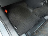 Honda認定中古車に新品の純正フロアマットを装着しました。気分よくドライブをお楽しみいただけます♪