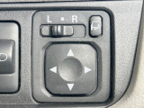 【電動格納ミラー】サイドミラーは電動格納式となっており、狭い駐車場でもキズがつくリスクを抑えられます。