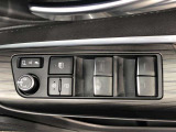 パワーウィンドのスイッチです。運転席に座りながら、助手席や後席の窓を開け閉めできるので大変便利ですよ。