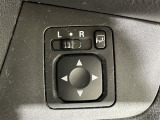 【電動格納ミラー】運転席のスイッチで、ドアミラーの開閉や角度の調整ができます。