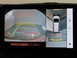パノラミックビューモニター付きです。車両を上から見たような映像をモニター画面に表示。運転席からの目視では見にくい、車両周辺の状況をリアルタイムでしっかり確認できます。
