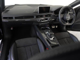 Audiのインテリアはエクステリア同様、優れたデザイン性とクオリティ、そして機能性を兼ね備えております。