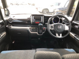 【インパネ全体】手が届きやすく、どなたでも運転しやすいです。シンプルで使いやすい設計になっています!
