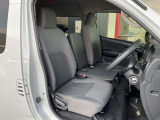 運転席もゆったりとお座り頂けます。