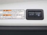 ハンズフリーパワーバックド(挟み込み防止機能・停止位置メモリー機能・予約ロック機能付)が装備されています。スマートキーを携帯していれば、リヤバンパーの下に足を出し入れするだけで自動開閉します。
