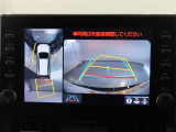 パノラミックビューモニター付きです。車両を上から見たような映像をモニター画面に表示。運転席からの目視では見にくい、車両周辺の状況をリアルタイムでしっかり確認できます。