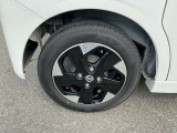 純正アルミホイールを装着しています。安全運転で楽しいドライブを。
