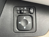 【電動格納ミラー】サイドミラーは電動格納式となっており、狭い駐車場でもキズがつくリスクを抑えられます。
