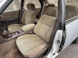 運転席&助手席☆厚みのあるシートや肌触りが時代を感じます☆
