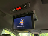【フリップダウンモニター】大画面モニターで後席でもエンタメをお楽しみいただけます。小さなお子様にも大人気の装備です♪