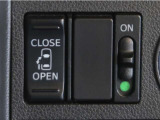 片側電動スライドドアのスイッチ付です。車内からもスイッチ一つで楽にドアの開閉が可能です。電動なので開閉時に力を使う必要がなく、半ドアになることもありません!