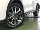 こちらはスタイリッシュな純正アルミホイールを装着しております☆