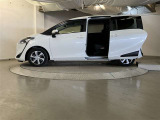 両側パワースライドドア付きだから、狭い駐車スペースなどでの 乗り降りラクラク!小さなお子さまのいるご家庭には嬉しい装備。