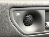 【JBLサウンドシステム】メーカーオプションの高品位サウンドシステムを搭載。専用のチューニングが施された大小様々なスピーカーから良質なサウンドが奏でられ、臨場感あふれる音響空間を演出します。
