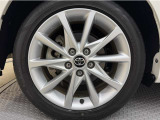 「トヨタ純正アルミホイール」を装着!純正なので車のデザインともマッチしています。高級感やスポーティーさを際立たせてくれます。