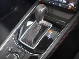 シンプル且つ上品なシフトレバーとコンソールで優越感に是非浸ってください。