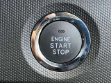 バッグやポケットにキーを入れっ放しでもエンジンON/OFFできるエンジンスイッチ。