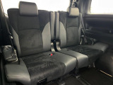 3列目シートはもちろん状態良好☆大人でもゆったりと座って頂けますので、大人数でのお出かけもラクラクです♪ご家族で、気の知れた仲間で、ドライブに行くのが楽しみですね♪