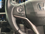 ステアリングにオーディオ操作スイッチが付いています。オーディオ画面に直接タッチしなくても操作が出来ますので、運転に集中できます。