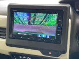 【バックカメラ】駐車時に後方がリアルタイム映像で確認できます。大型商業施設や立体駐車場での駐車時や、夜間のバック時に大活躍!運転スキルに関わらず、今や必須となった装備のひとつです!