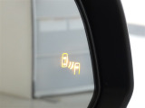 ブラインドスポットモニター装備。隣車線を走る車両を検知。ドアミラーでは確認しにくい後、側方エリアに存在する車両や急接近してくる車両も検知しドアミラーに搭載されたLEDインジケーターが点灯します。
