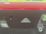 【スマートブレーキサポート】走行中に前方の車両等を認識し、衝突しそうな時は警報とブレーキで衝突回避と被害軽減をアシスト。より安全にドライブをお楽しみいただけます。