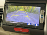 【バックカメラ】駐車時に後方がリアルタイム映像で確認できます。大型商業施設や立体駐車場での駐車時や、夜間のバック時に大活躍!運転スキルに関わらず、今や必須となった装備のひとつです!