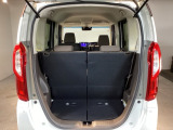 コンパクトボディーなのに、荷室はこんなに広々!たくさん荷物が積めますよ。