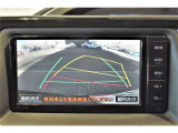 バックガイドモニター付き。車両後方の映像をナビ画面に表示し、駐車などの後退操作をサポートします。