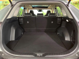 ラゲッジルームは、大容量のスペースを確保。普段のお買い物からレジャーまで、幅広く活躍してくれます!また、リアシートを倒すことでバリエーション豊かにお使いいただけます。