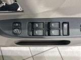 【電動格納ミラー】サイドミラーは電動格納式となっており、狭い駐車場でもキズがつくリスクを抑えられます。
