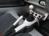 ボディ同色センターコンソールはとても綺麗。ミッションは6速マニュアルトランスミッション。ピュアスポーツカーを操る愉しさをご堪能ください!