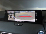 オプション装着の360&deg;ビューモニターでは、両サイドとフロント、バックカメラの合成で、あたかも上空から見下ろした様に周囲を確認して頂けます。駐車場だけでなく、T字路等でも活躍のアイテムです。