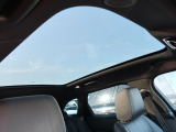 【パノラミックルーフ】車内に気持ちいい自然光が差し込み、頭上に広がる風景をお楽しみいただけます。快適な車内温度を維持し日差しから乗員とインテリアを守るダークカラーのガラス。電動ブラインド付き!