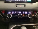 オートエアコンがついてます。左右独立で温度設定のできるデュアルオートエアコンです。パネル内のシートヒータースイッチは前席の左右別々に3段階で温度設定ができます。