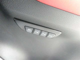 運転席のシートポジションを記憶・再現できるメモリー機能を搭載しています。